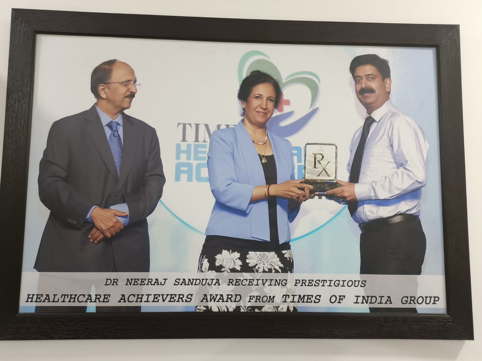 Dr. Neeraj Sanduja receiving Healthcare Achievers Award