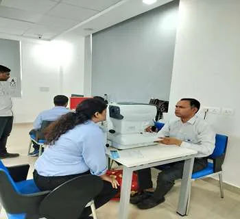 patients eye checkup at io tech avigation