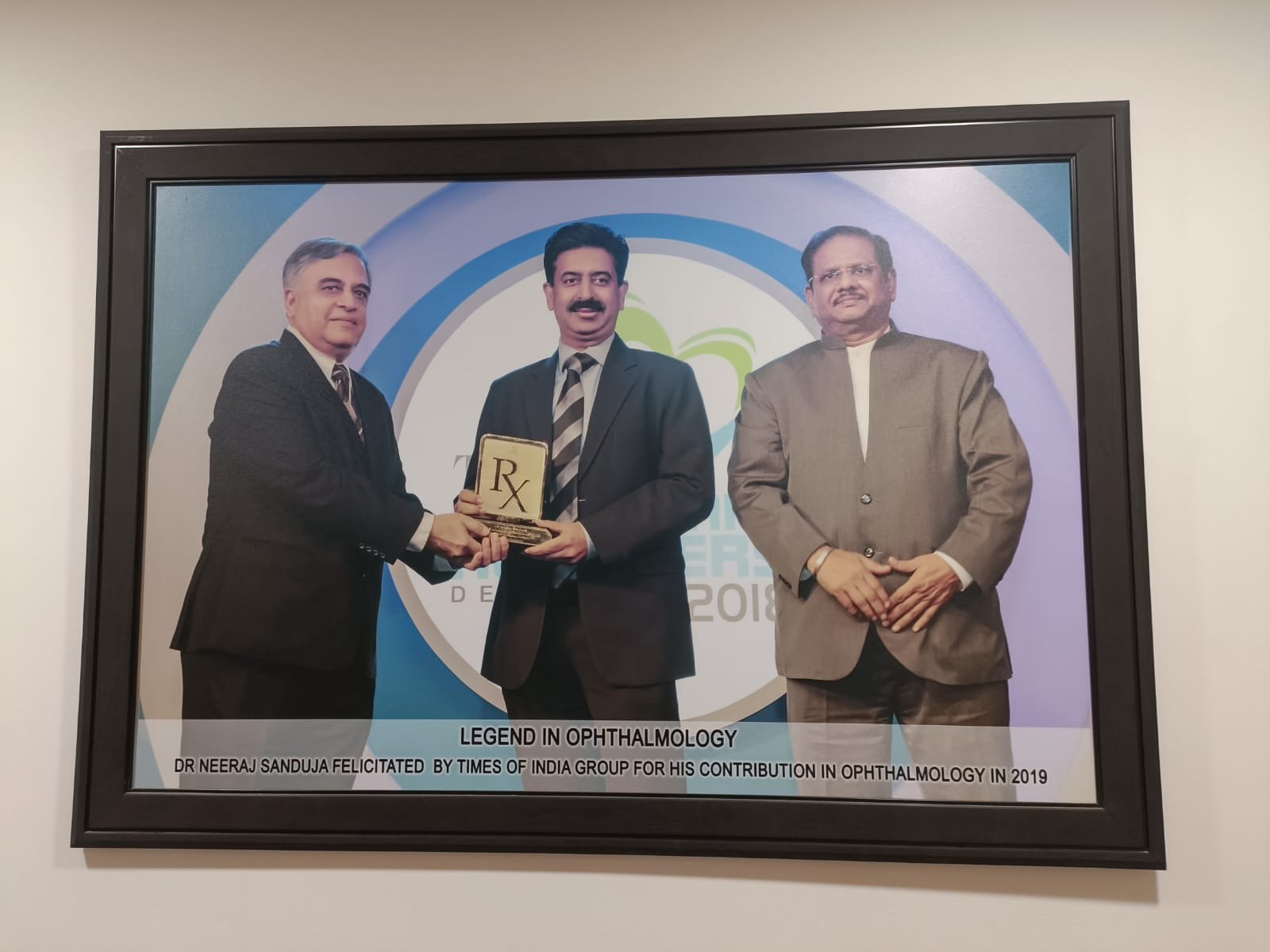 dr neearj sanduja receiving award for legend in opthalmology by time of india 2019